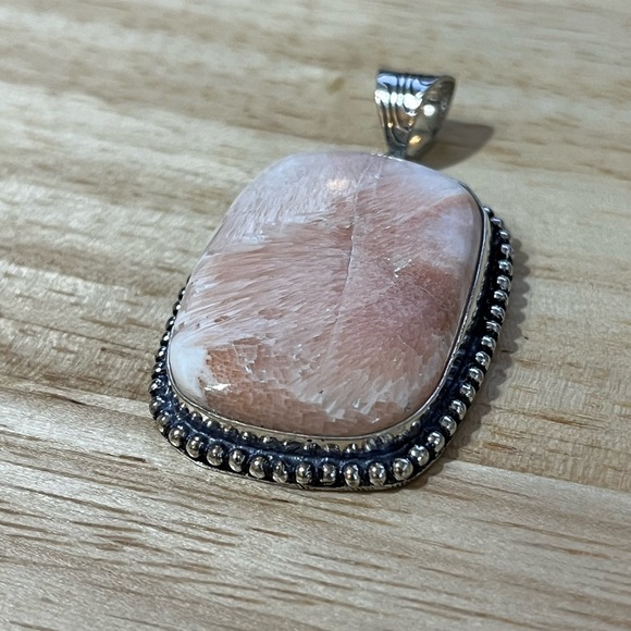 PEACH SCOLECITE GEMSTONE 925 SILVER PLATED PENDANT - Picture 2 of 5